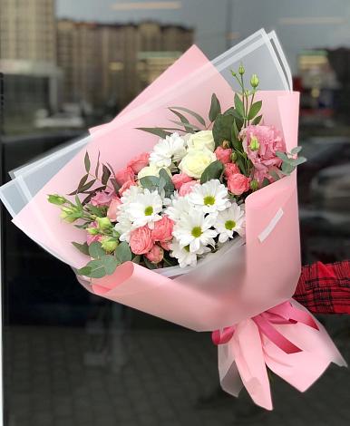 Букет цветов из: Розы, Лизиантусы и Хризантемы в Трубачеевке